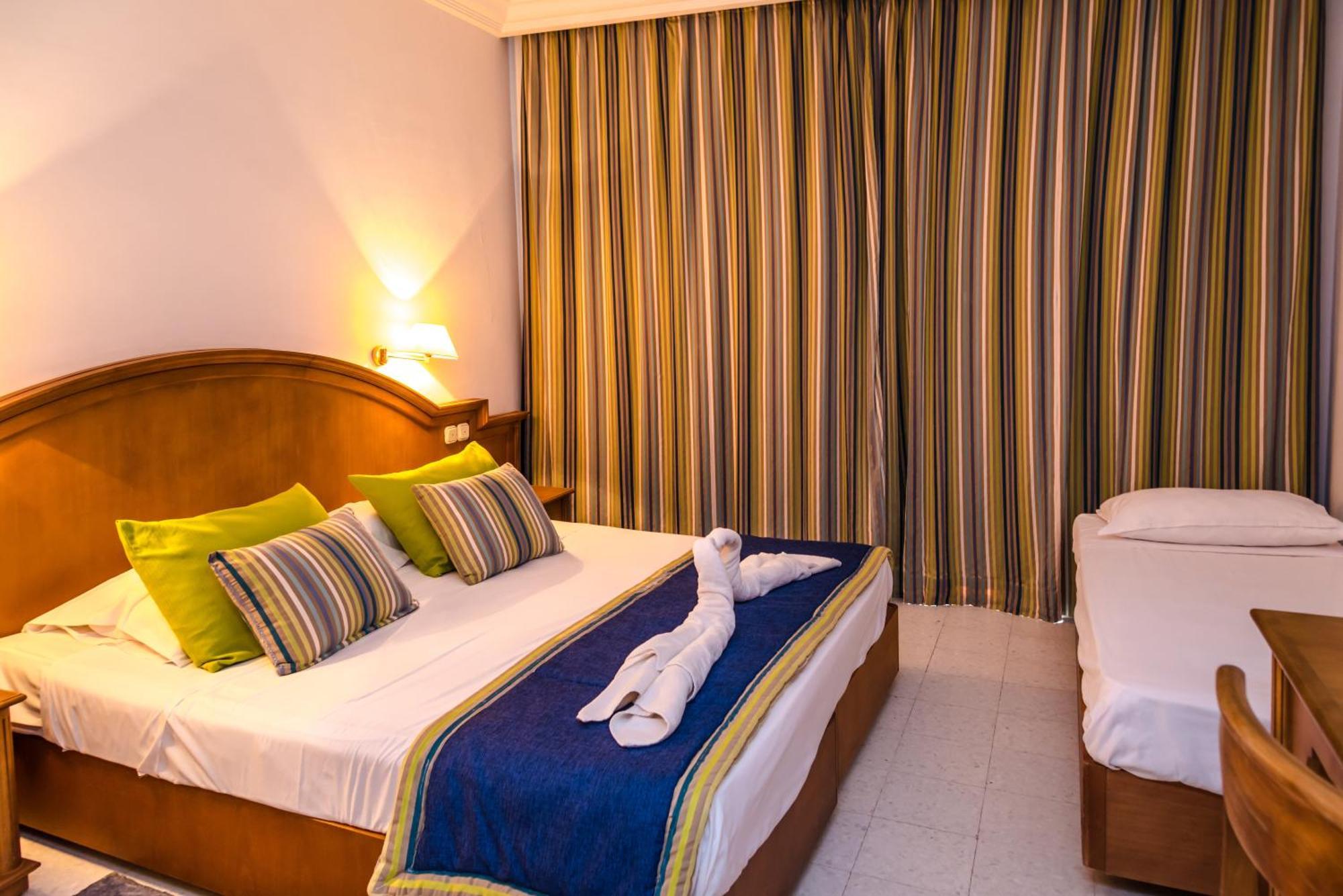 Yadis Hotel